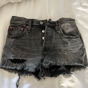 Black Levi’s 501 short